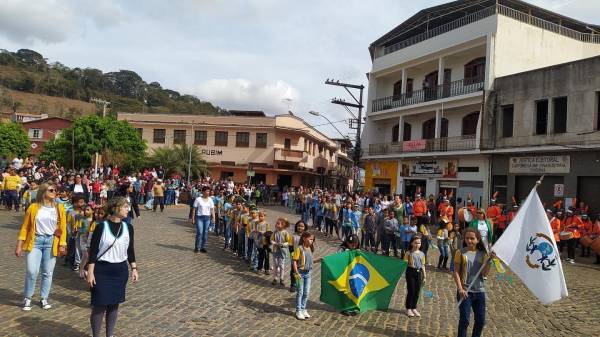 Sucesso o Desfile da Independência em Teixeiras